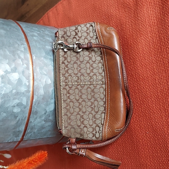 Coach VINTAGE Signature Canvas Wristlet, VGUC - Picture 1 of 7